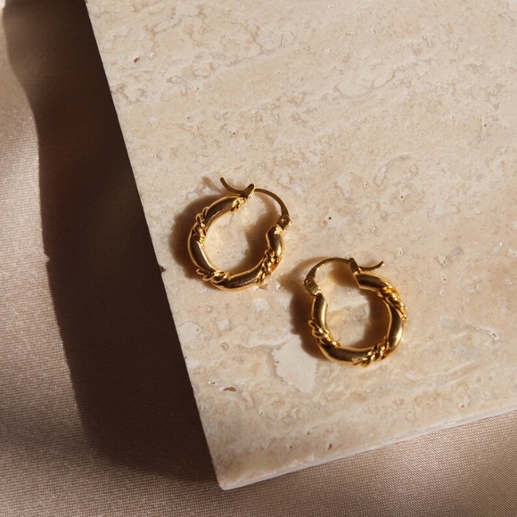 18K Gold Twist Rope Ribbon Hoops - Picture 3 of 10